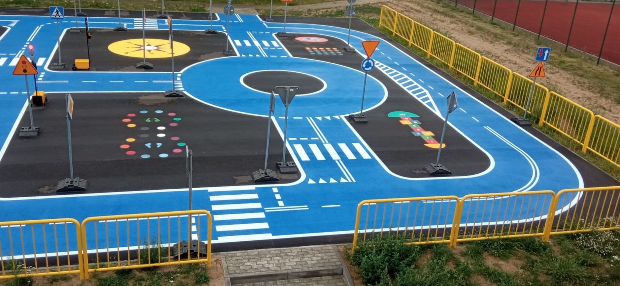 Miasteczko ruchu drogowego przy szkole