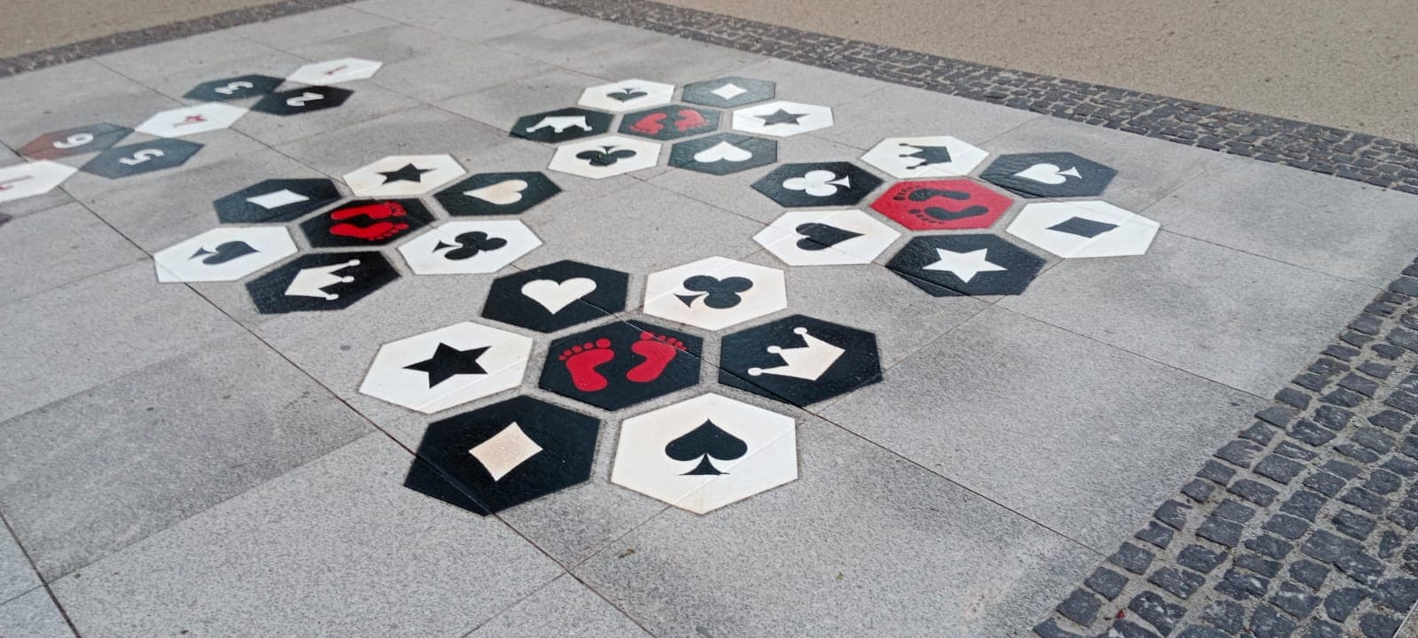 Gra podwórkowa, szachownica.