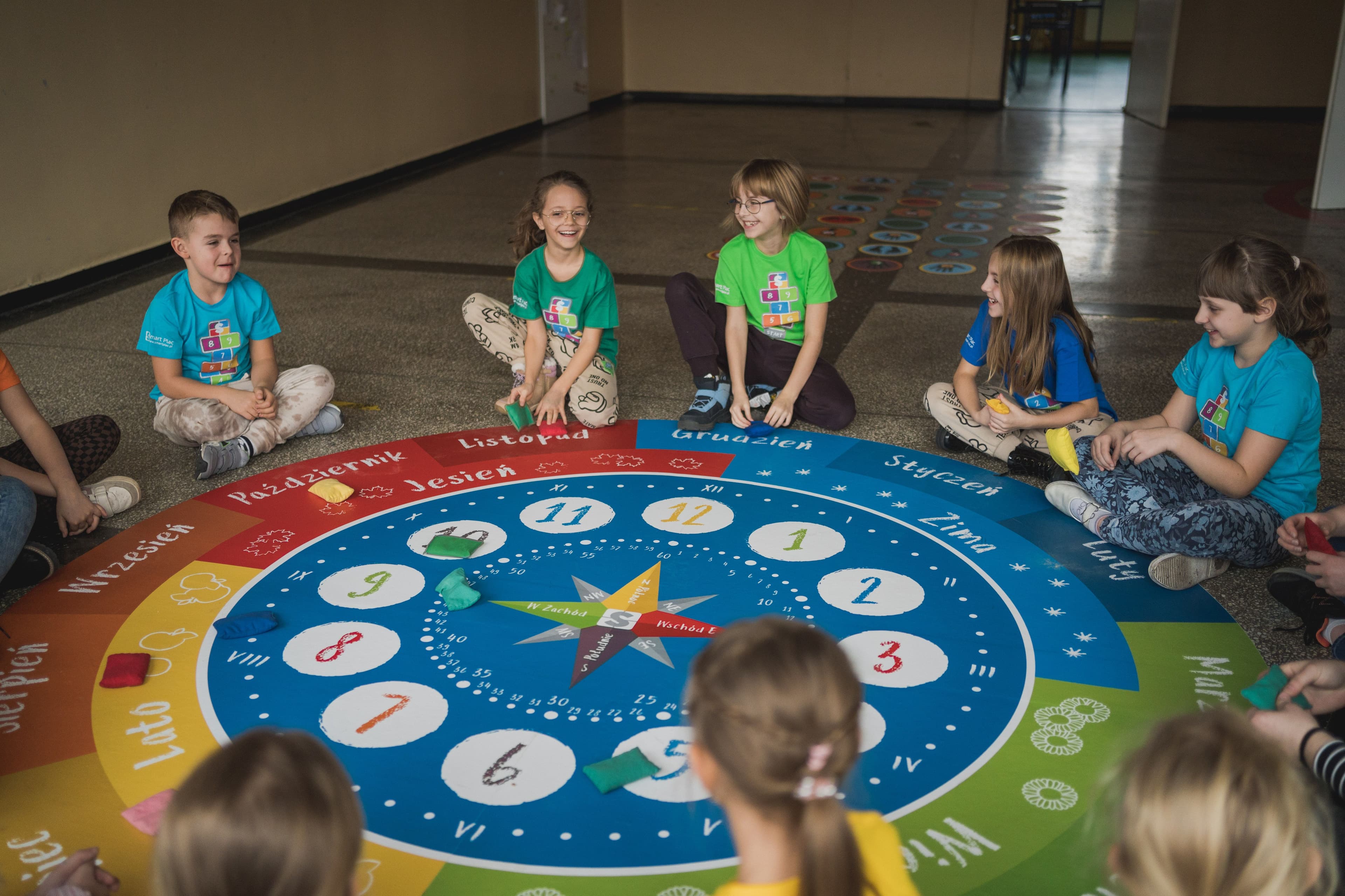 Naklejka podłogowa, dzieci grające w grę