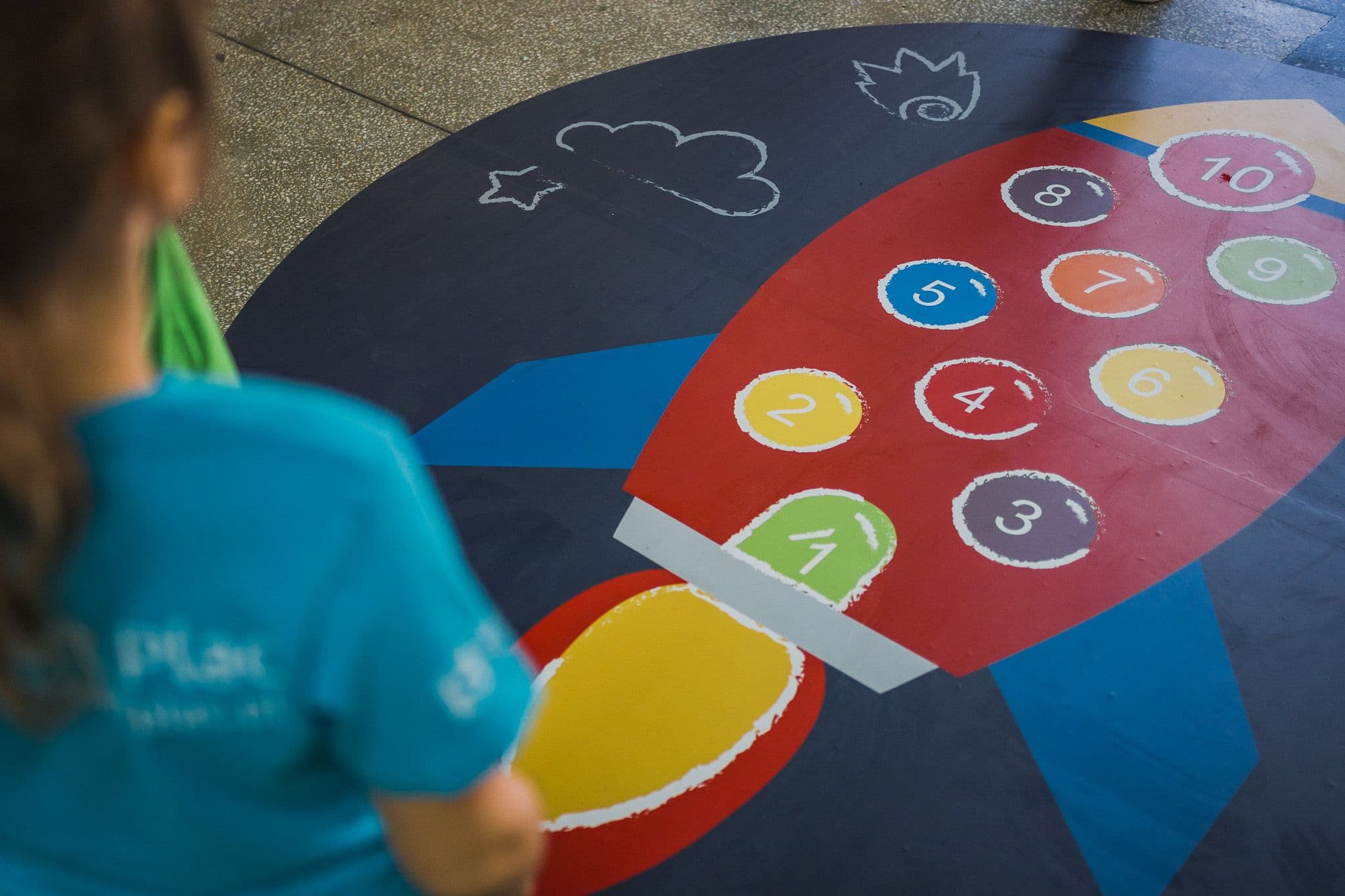 dziecko bawi się na naklejce podłogowej