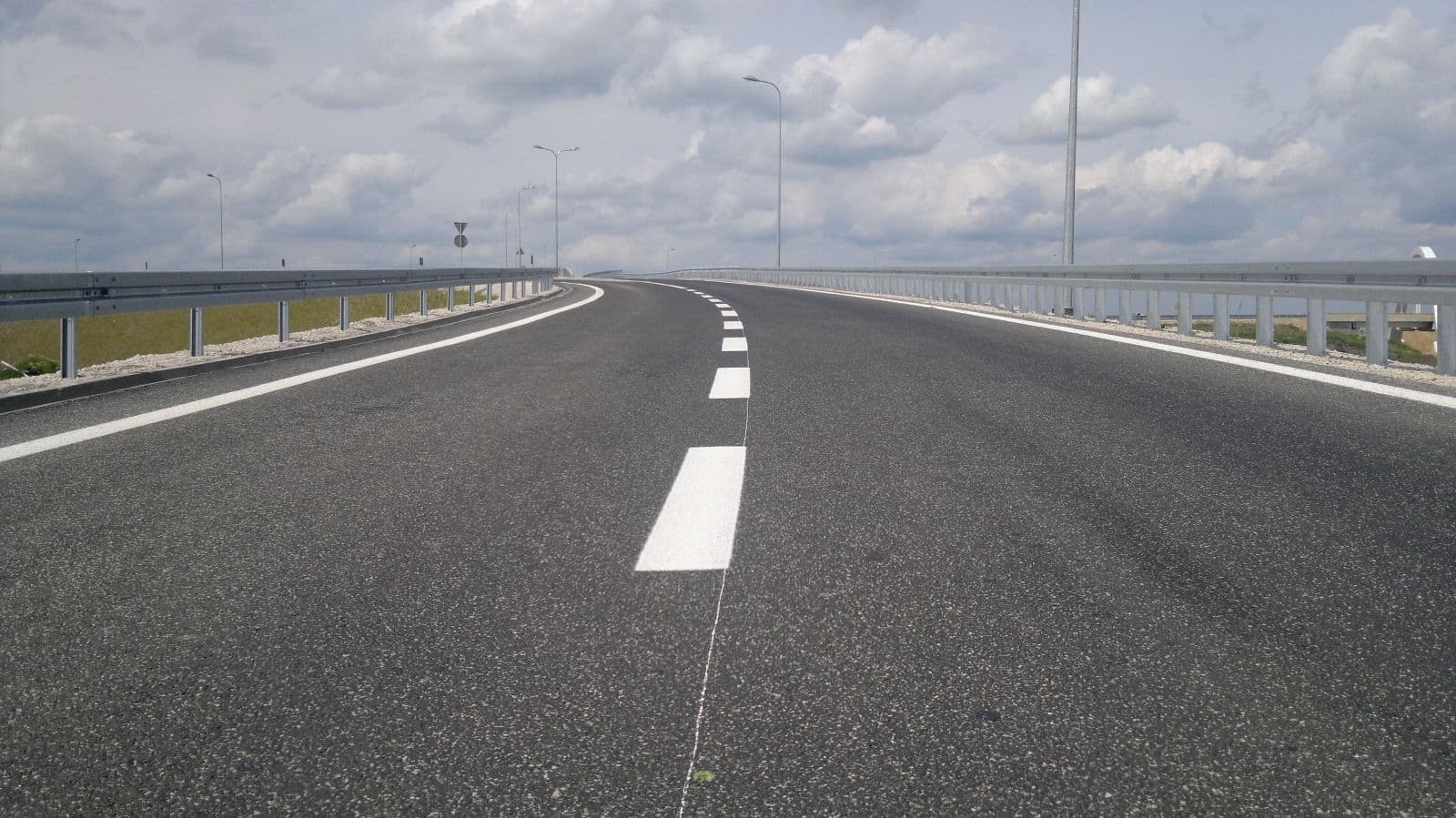 Droga szybkiego ruchu z oznakowaniem poziomym.