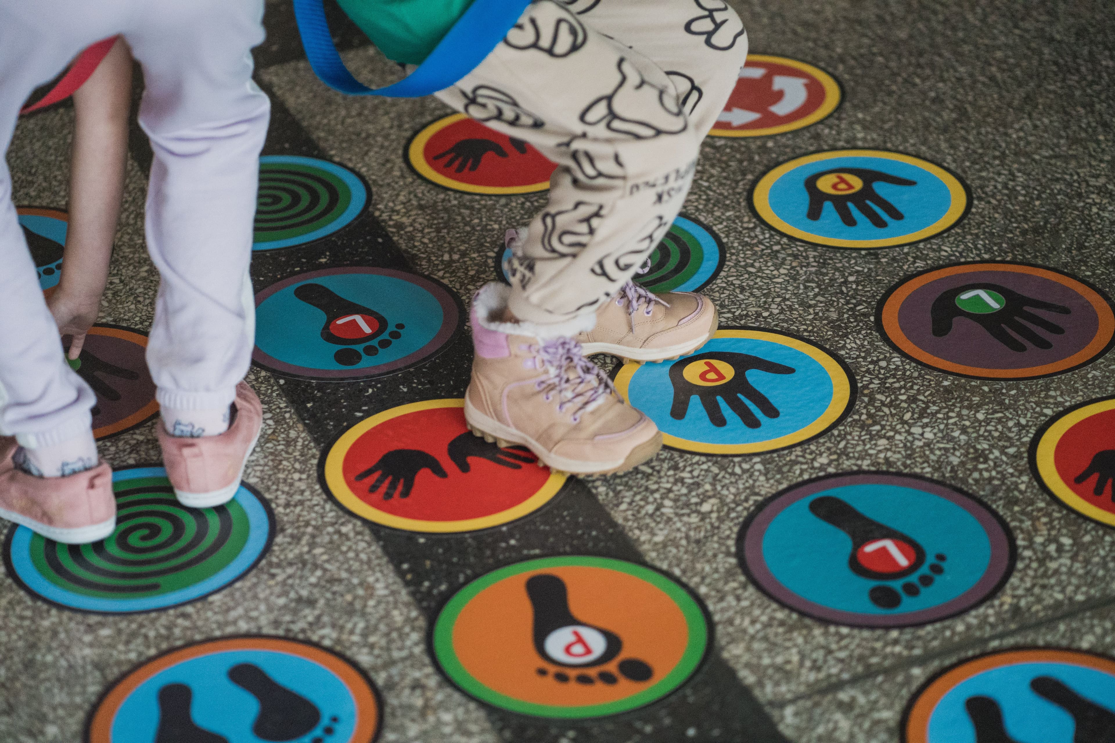 dzieci skaczą po naklejce korytarzowej