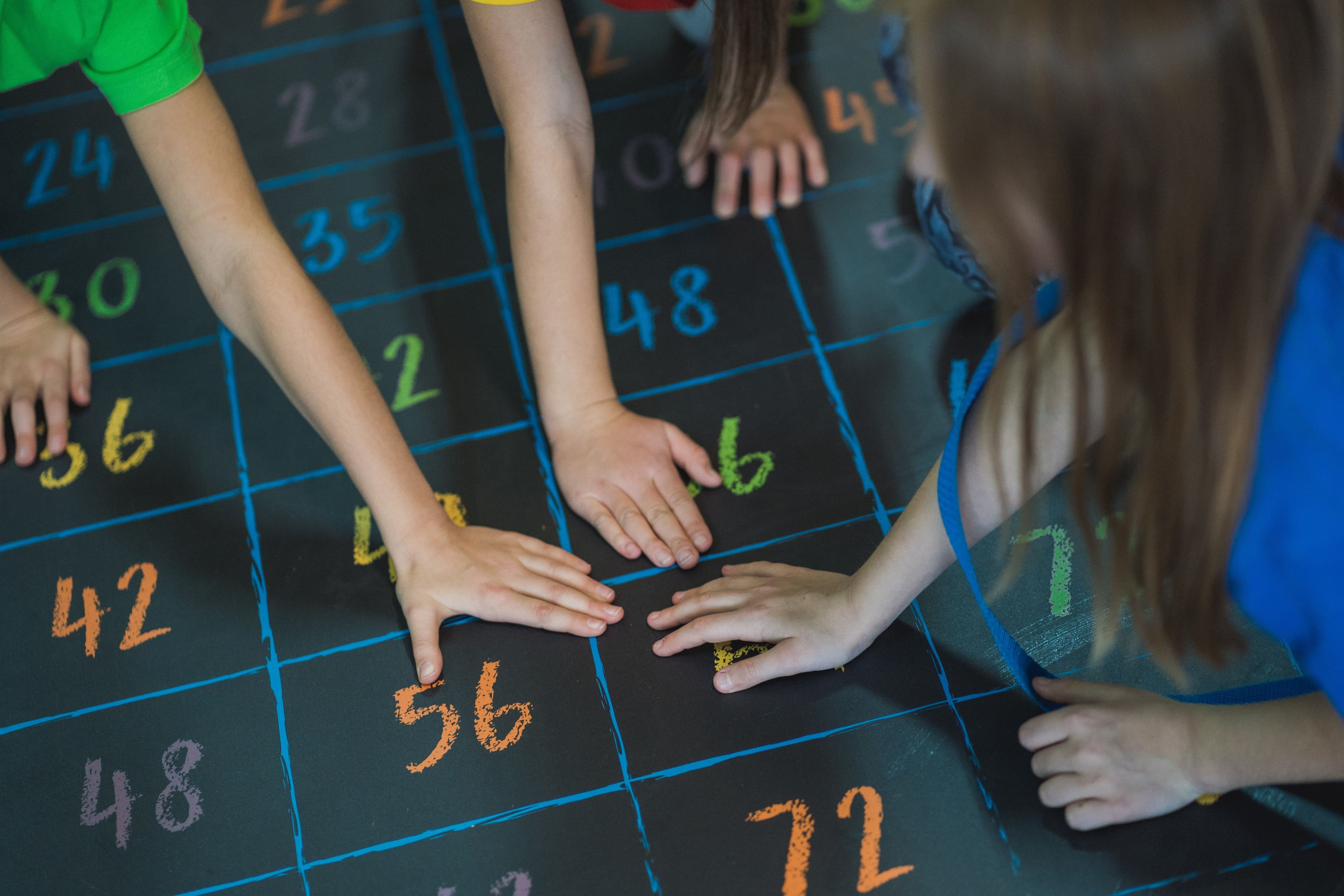 dzieci grające w gre typu naklejka podłogowa