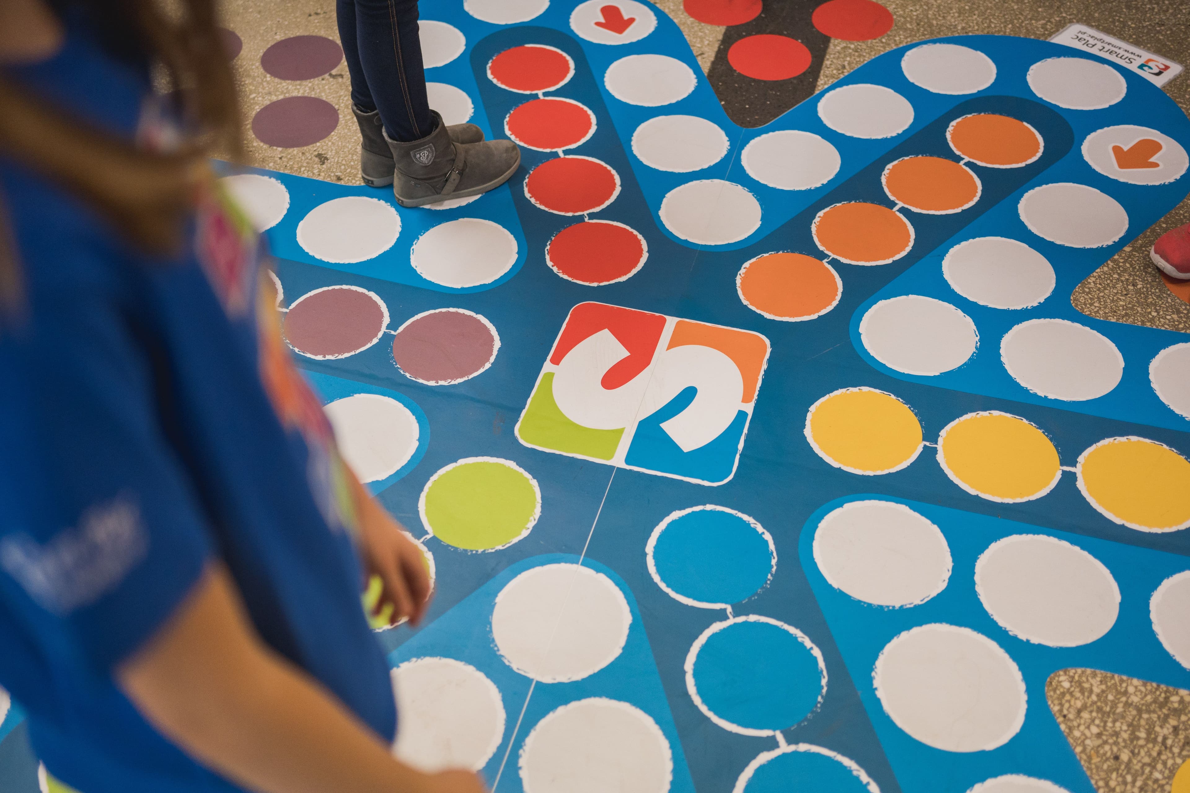 naklejka podłogowa, dzieci bawią się podczas przerwy